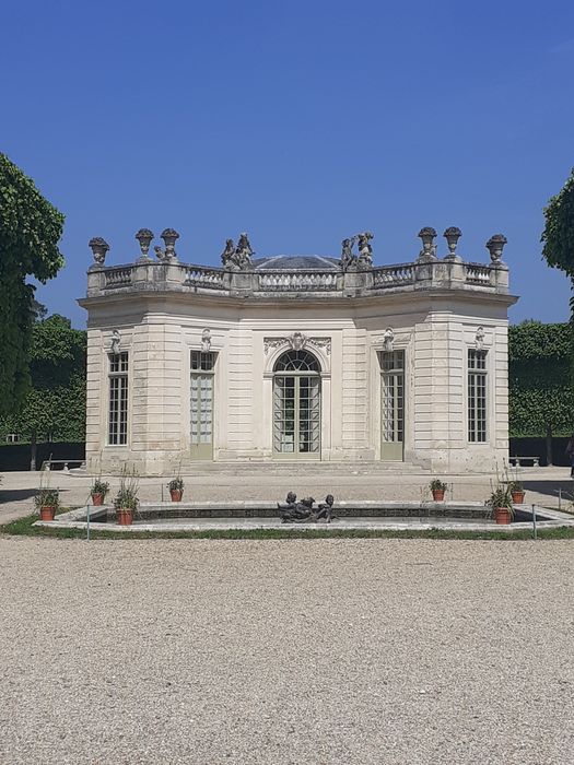 bordure d’anémones et de myosotis avec le Pavillon français en arrière plan