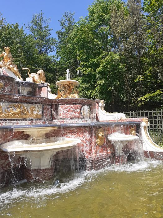 buffet d’eau,  degré formant un effet de nappe et vasque de marbre blanc