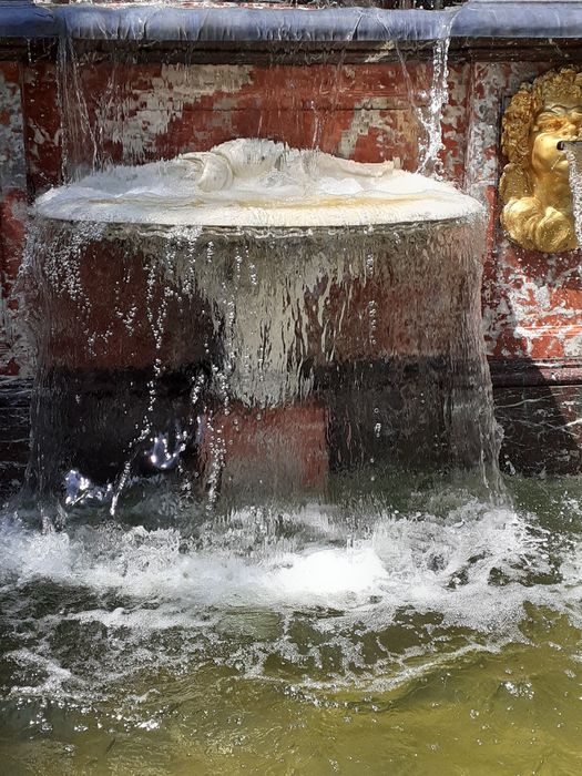 buffet d’eau, détail d’une vasque de marbre blanc