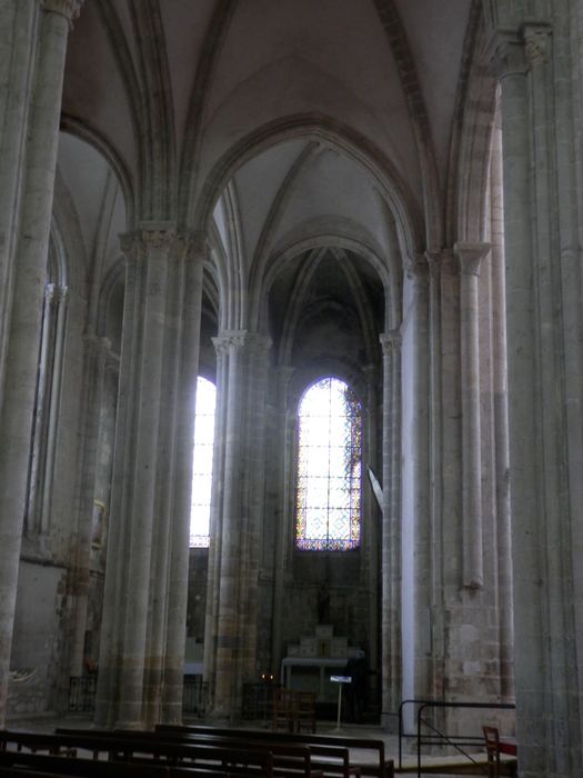 vue partielle de la nef en direction des chapelles du chevet 