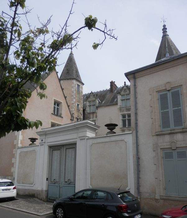 portail d’accès sur rue à la cour intérieure