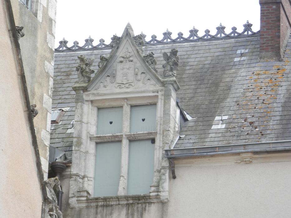 façade sur cour, détail d’une lucarne armoriée avec un porc-épic, emblème de Louis XII et le « A » d’Anne de Bretagne 