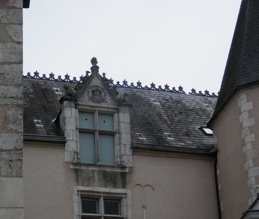 façade sur cour, détail d’une lucarne