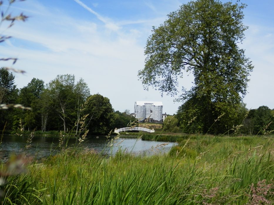 le château en travaux dans son environnement depuis l’Est