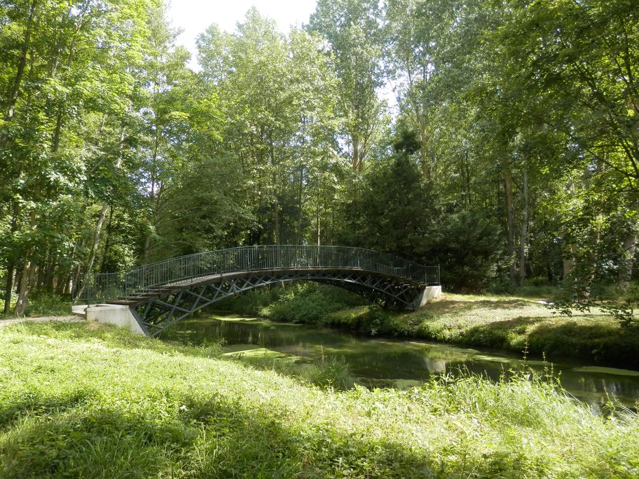 parc, pont au-dessus de la rivière Juine