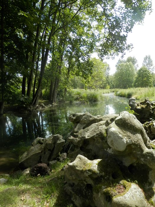 parc, enrochements au bord de la rivière Juine