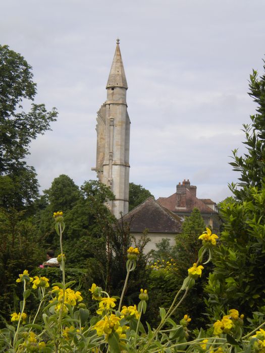 vue partielle des vestiges de l’ancienne abbaye depuis le potager-jardin