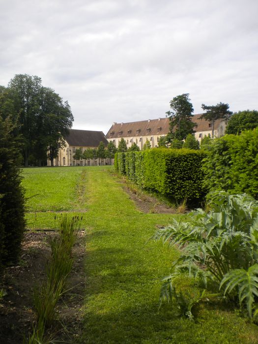 potager-jardin, allée et perspective en direction du Sud-Ouest vers les bâtiments conventuels