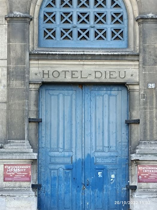 ancienne entrée morgue, côté quai de la Corse