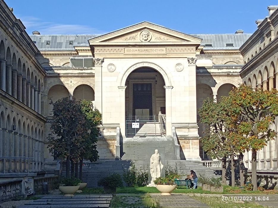 chapelle, façade sud sur la cour principale