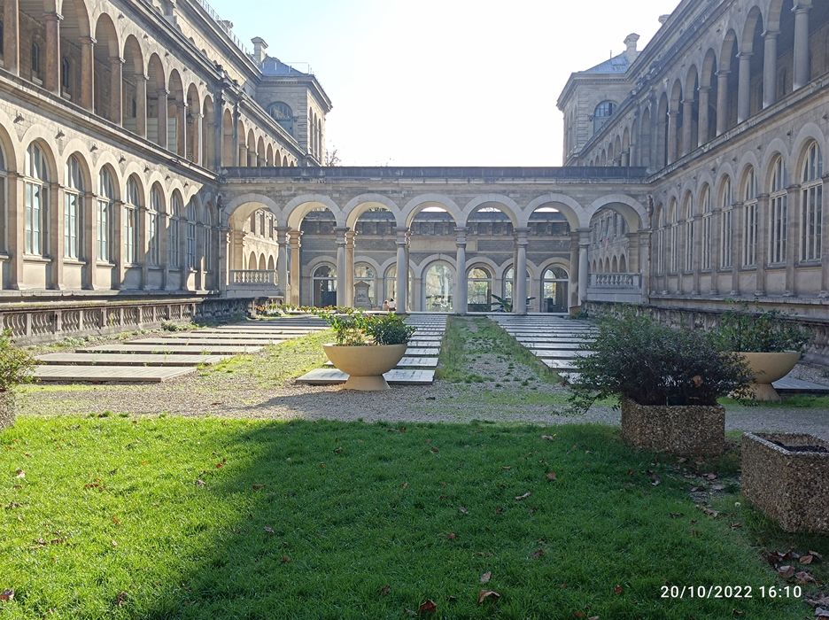 péristyle, cour principale