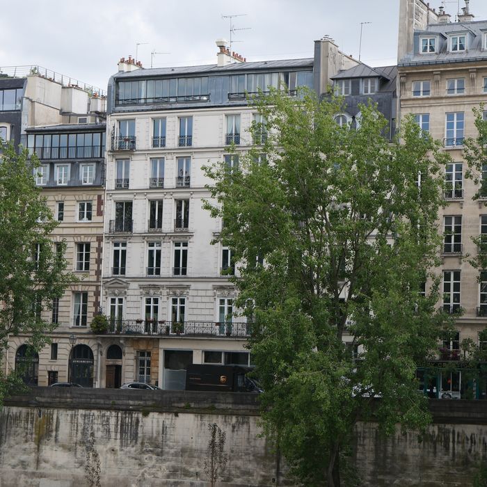 façade sur rue, vue partielle