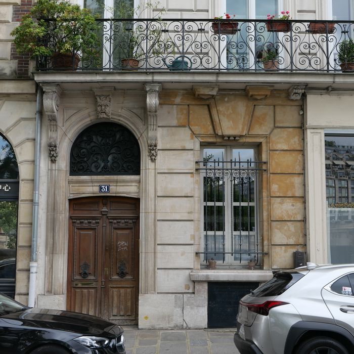 porte d’accès sur rue du n°31