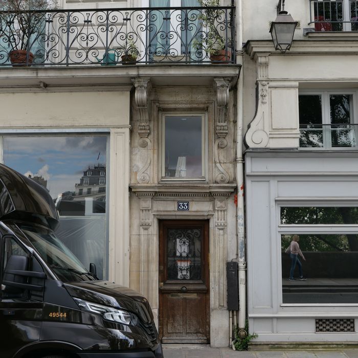 porte d’accès de service sur rue du n°33