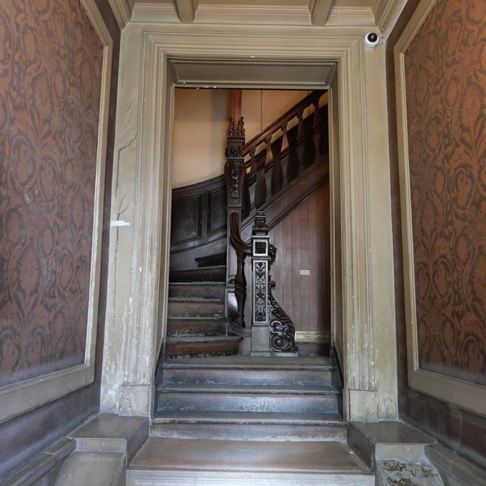 vestibule, porte d’accès à l’escalier