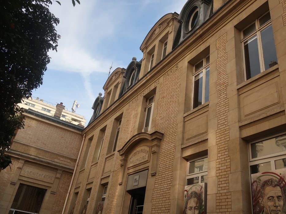 façade du pavillon Curie sur la rue Pierre-et-Marie-Curie, vue partielle