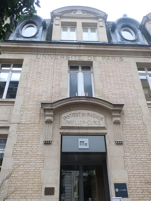 façade du pavillon Curie sur la rue Pierre-et-Marie-Curie , porte d’accès