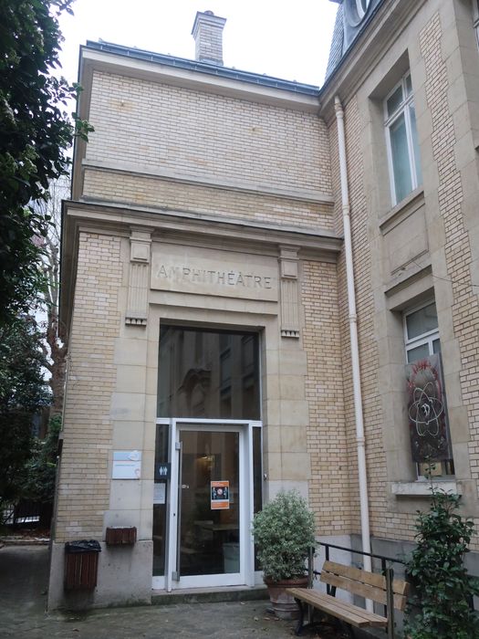 pavillon Curie, porte d’accès à l’amphithéâtre