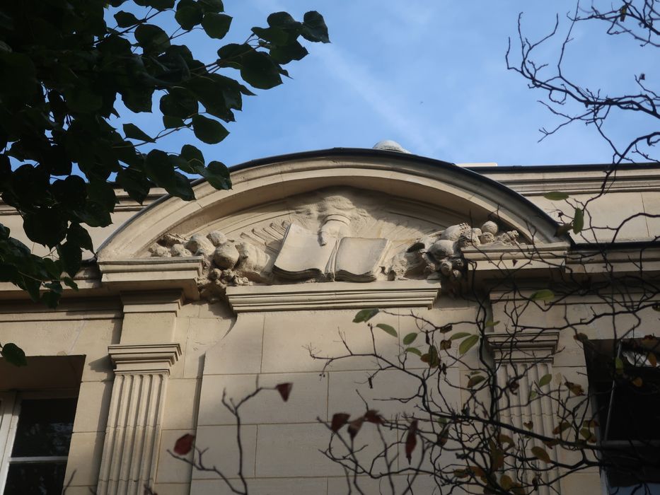 pavillon des Sources, façade ouest, détail du fronton