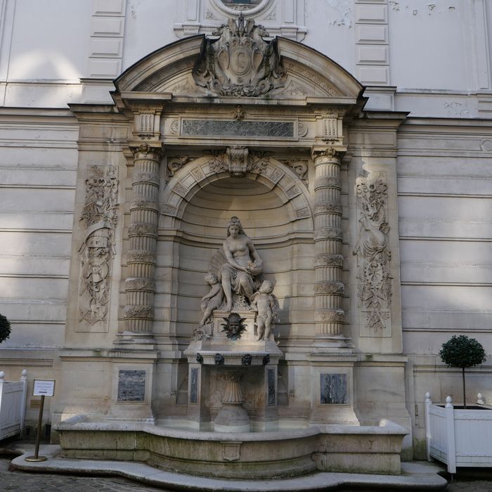 fontaine de la cour