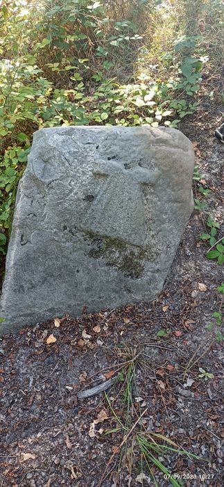 détail d’une des bornes avec le bas-relief de la chemise de la Vierge