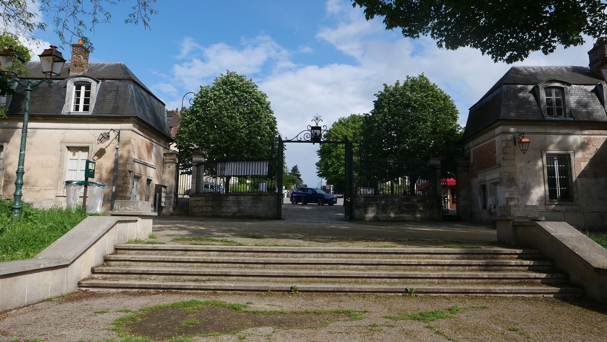 pavillons et grille d’entrée depuis l’Ouest