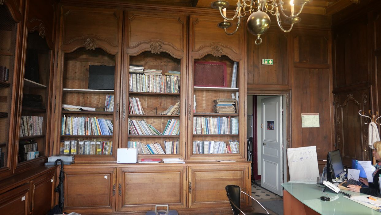bibliothèque, vue partielle des lambris