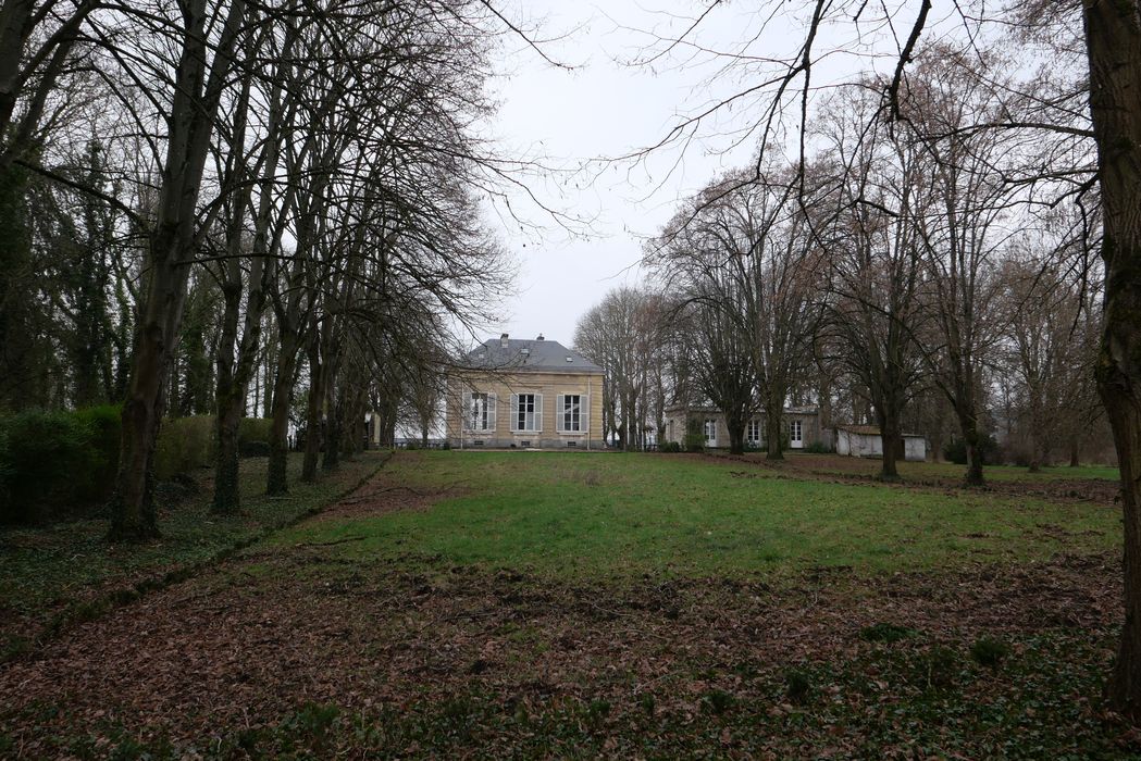 vue générale du pavillon dans son environnement depuis le Nord-Ouest