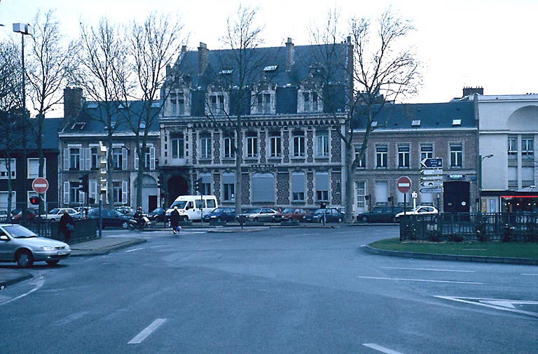 Façade sur rue, donnant sur le boulevard Carnot. Vue éloignée.