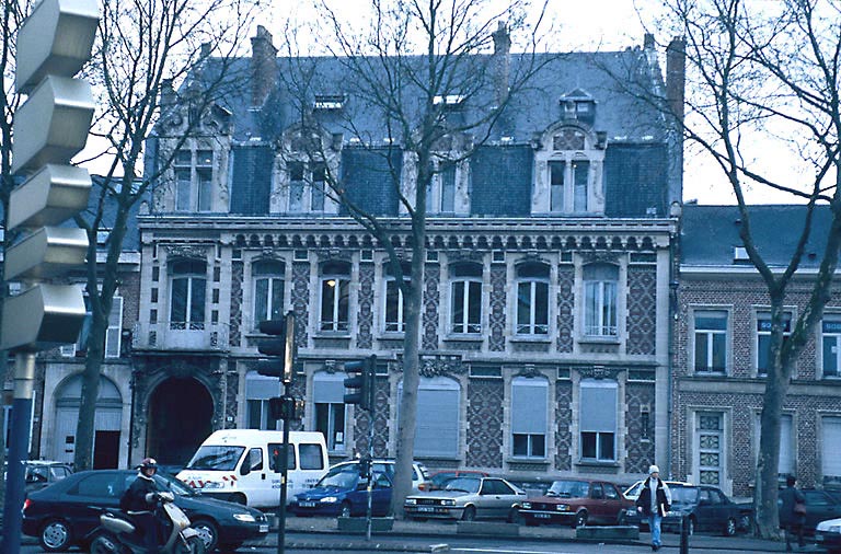 Façade sur rue, donnant sur le boulevard Carnot. Vue rapprochée.