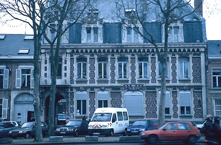 Façade sur rue, donnant sur le boulevard Carnot. Vue rapprochée.