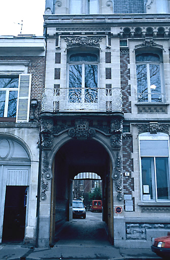 Façade sur rue, donnant sur le boulevard Carnot : porche d'entrée.