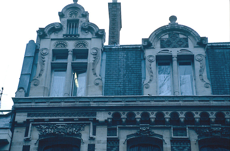 Façade sur rue, donnant sur le boulevard Carnot. Détail : fenêtres de l'étage.