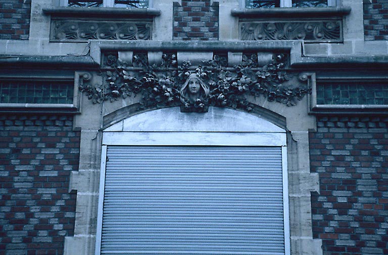 Façade sur rue, donnant sur le boulevard Carnot. Détail : décor surmontant la fenêtre centrale du rez-de-chaussée.