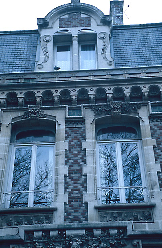 Façade sur rue, donnant sur le boulevard Carnot. Détail.