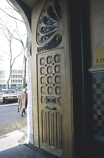 Façade sur rue, boulevard Carnot : porte d'entrée.