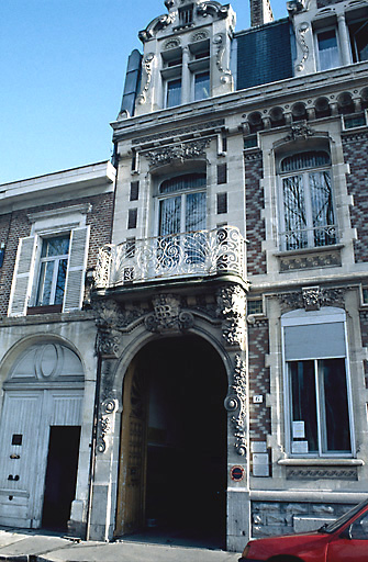 Façade sur rue, boulevard Carnot : porche d'entrée.