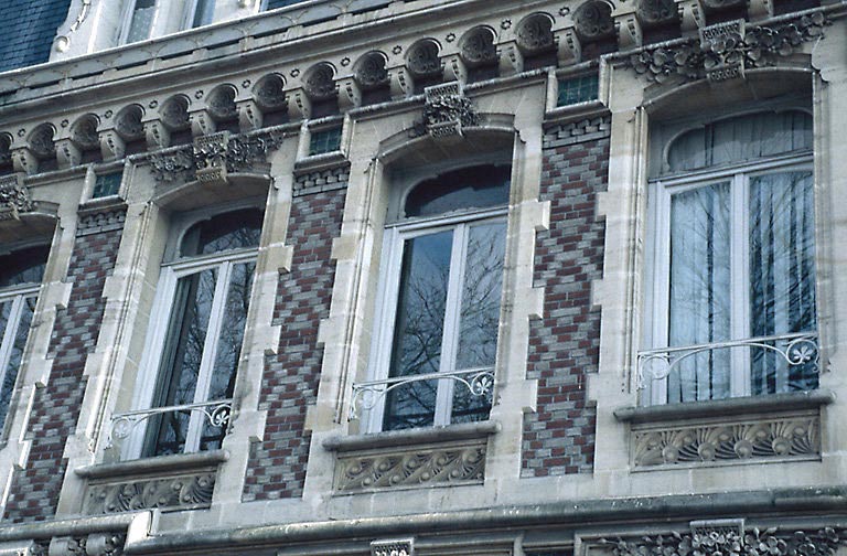 Façade sur rue, boulevard Carnot. Détail : fenêtres et décor.