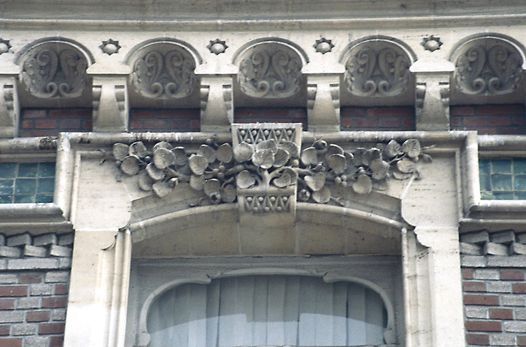 Façade sur rue, boulevard Carnot. Détail : décor surmontant une des fenêtres du rez-de-chaussée.