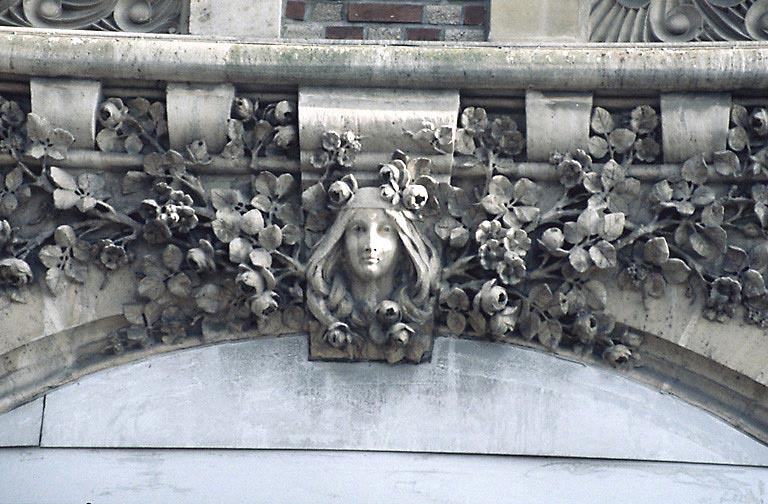 Façade sur rue, boulevard Carnot. Détail : décor surmontant la fenêtre centrale du rez-de-chaussée.