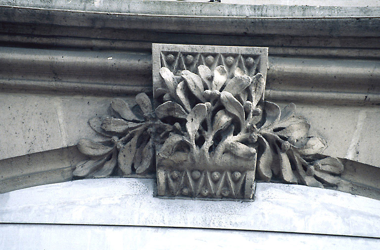 Façade sur rue, boulevard Carnot. Détail : décor surmontant une des fenêtres du rez-de-chaussée.