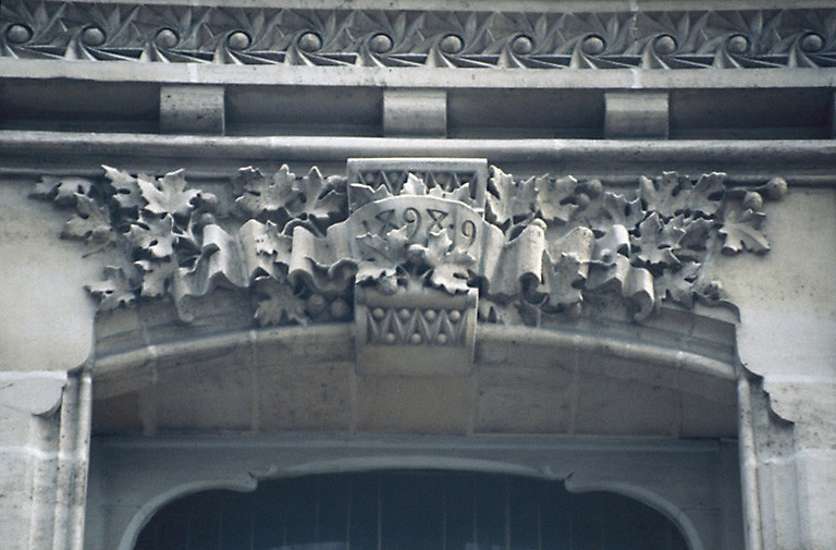 Façade sur rue, boulevard Carnot. Détail : décor surmontant la porte-fenêtre située au-dessus du balcon et portant la date de construction de l'immeuble "1898-1899".