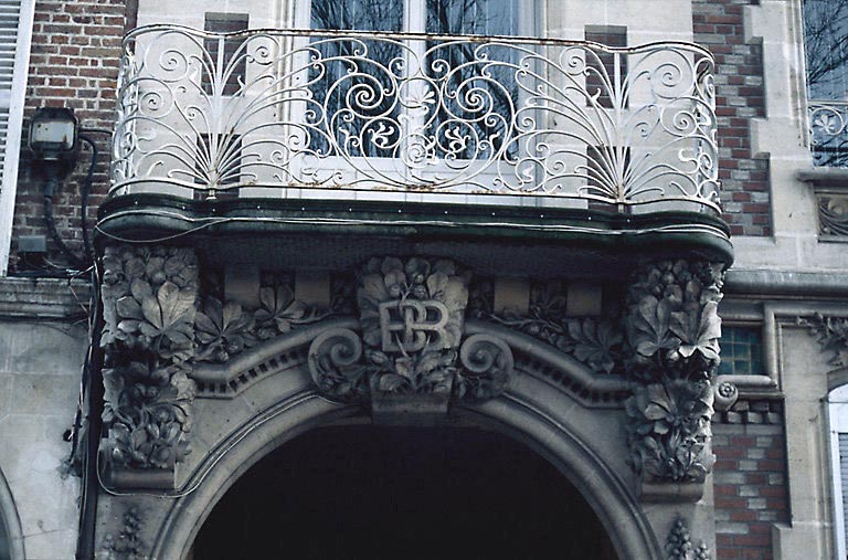 Façade sur rue, boulevard Carnot. Détail : balcon surmontant le porche d'entrée.