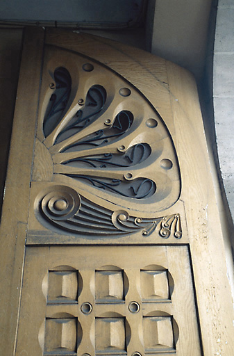 Façade sur rue, boulevard Carnot : porte d'entrée. Détail.