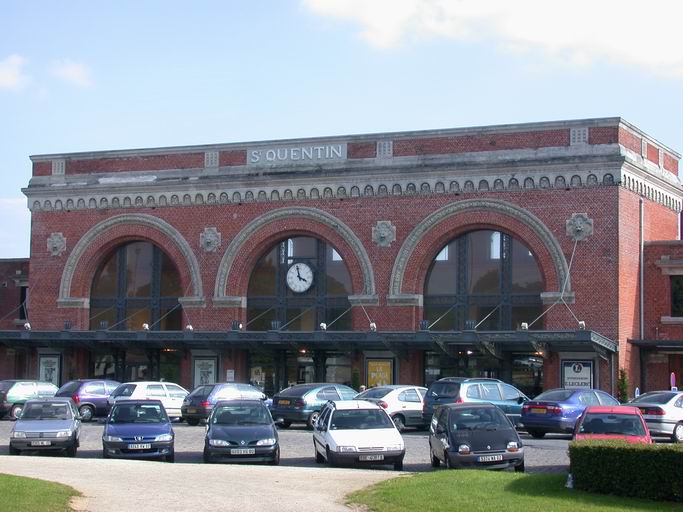 Corps central, sur la place : vue générale.