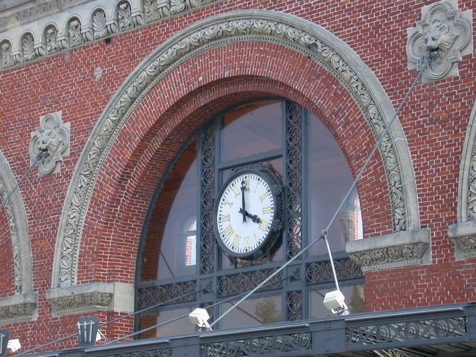 Corps central, sur la place : baie centrale avec l'horloge.