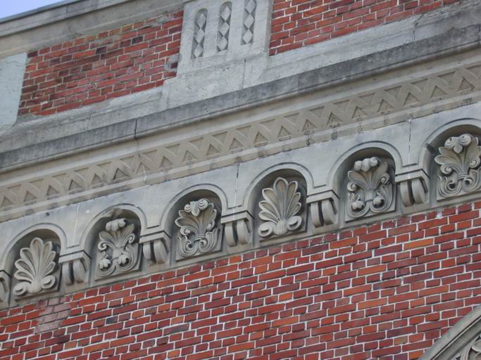 Corps central, sur la place : détail de la corniche.