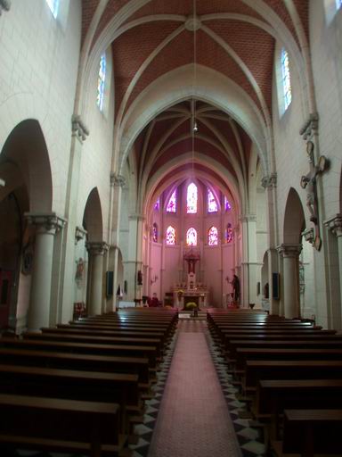 Vue intérieure : nef et choeur.