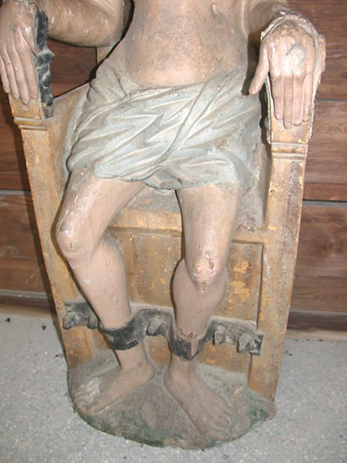 Partie inférieure de la statue.