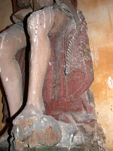 Partie inférieure de la statue (état en juillet 2002).